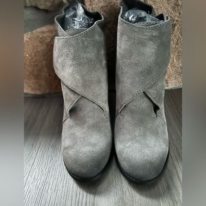 BCBGeneration Charcoal Gray Faded Style Suede Wedge Booties Excellent Size 5.5